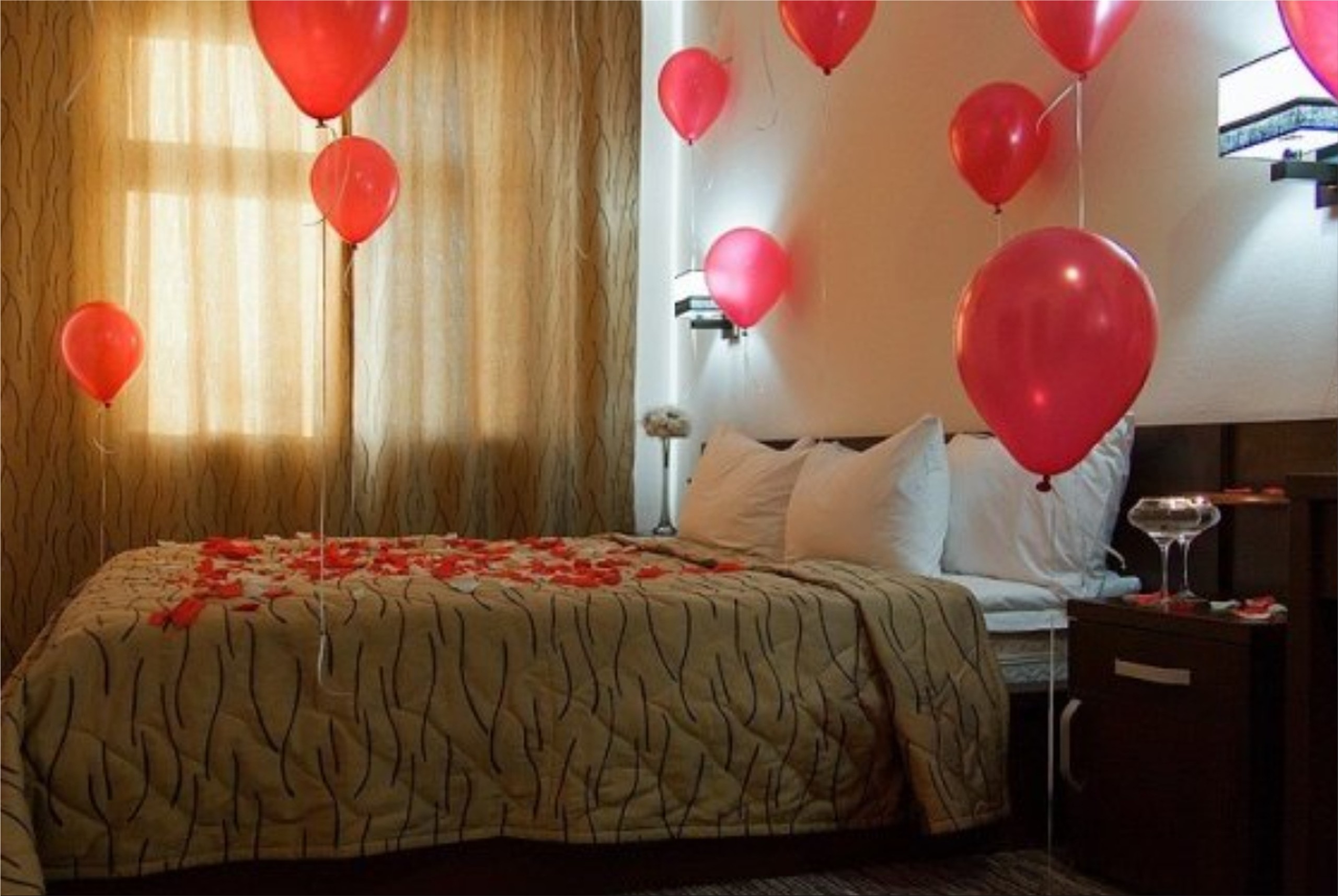 Шарами спальня. Украсить комнату шарами. Украсить комнату молодоженов. Украшение шарами спальни. Спальня украшенная шарами.